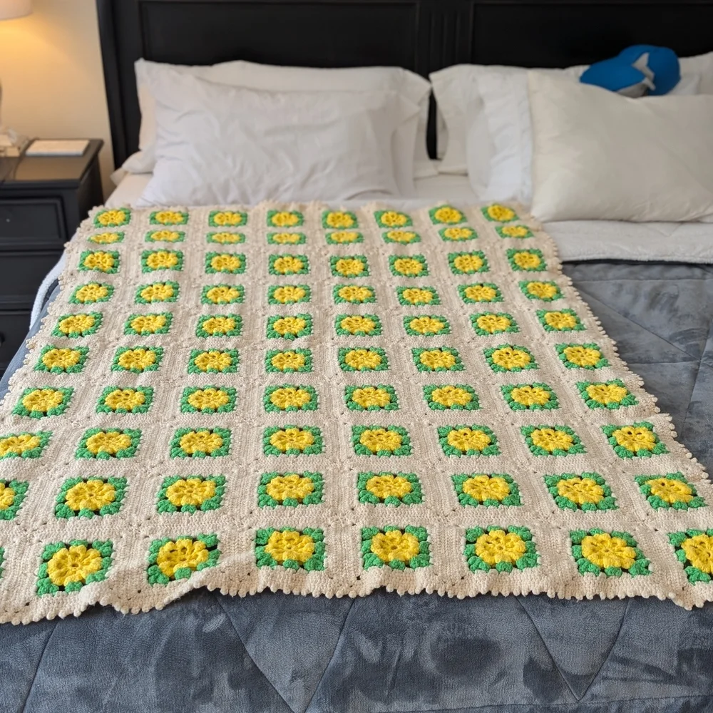 Vintage Handmade Blanket, Yellow Crochet Daffodil Granny Square Blanket, Throw - Picture 5 of 12